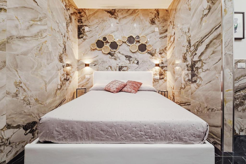 Letto matrimoniale nella camera in marmo della casa vacanze Il Filo, Palermo
