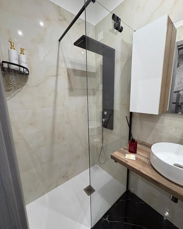 Doccia del bagno privato, casa vacanze Il Filo nel centro storico di Palermo