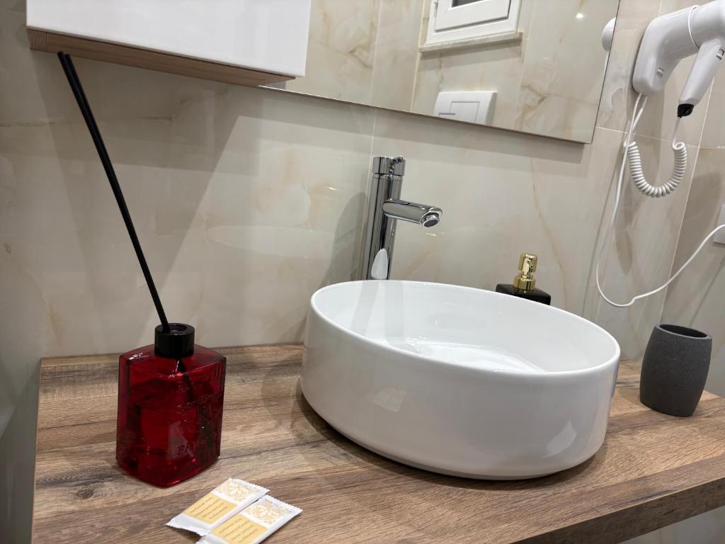 Bagno privato con lavabo in marmo, casa vacanze Il Filo Palermo